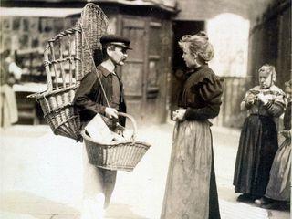 Place Saint-MÈdard, marchand ambulant, 1899. Photographie d'EugËne Atget (1857-1927). Paris, musÈe Carnavalet.