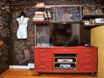 Vintage-clothing buyer Keira Chatman fills her cheerful, nature-inflected abode with street finds and Craigslist treasures.