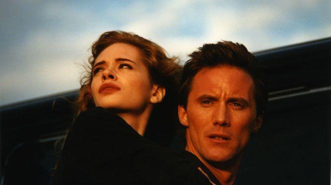 Adrienne Shelly and Robert John Burke in The Unbelievable Truth