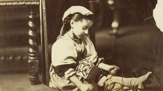 Edmond Lebel avec l'aide de Désiré Lebel, 'Petite fille vêtue à l'italienne, laçant sa chaussure', vers 1865