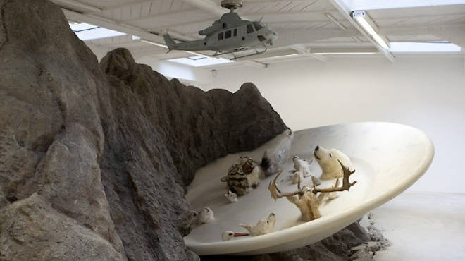 Vue de l'exposition 'Bugarach' / © Huang Yong Ping / Photo : Fabrice Seixas / Courtesy de l'artiste & Kamel Mennour