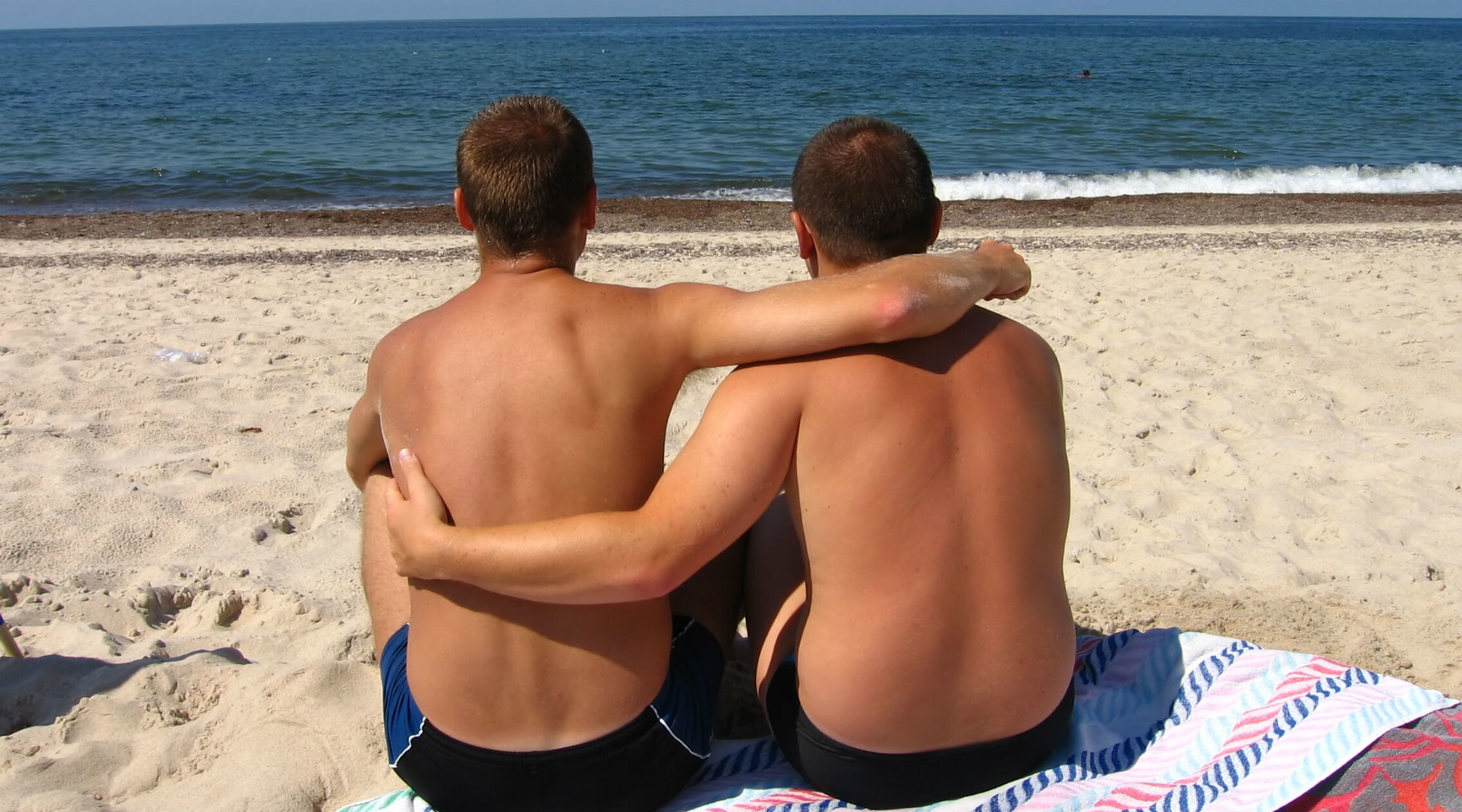 Парень жарит подругу на диком пляже