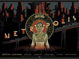<p><strong>'Metropolis' (1927) de Fritz Lang<br /></strong></p><p>« J’ai récemment vu le film le plus idiot qui soit », écrivait H. G. Wells, l’auteur de ‘La Guerre des mondes’, en 1927 dans le <em>New York Times</em>. D’ailleurs, il n’était pas seul : les critiques furent généralement acerbes à l’égard du monument épique de Fritz Lang à sa sortie. Pourtant, le temps leur donna tort et ‘Metropolis’ est sans doute devenu, au fil des ans, le film de science-fiction le plus influent de l’histoire du cinéma. Dans une cité futuriste bondée, Freder, le fils d’un riche industriel, tombe éperdument amoureux d’une fille des bas-fonds où les ouvriers se tuent à la tâche pour la classe dominante vivant dans la ville haute.</p><p>Impossible sans doute de venir à bout de la richesse de ‘Metropolis’ et de ses échos futurs : la machine M, divinité sacrificatrice et mécanique, aura par exemple influencé le C-3PO de ‘Star Wars’, comme les Réplicants de ‘Blade Runner’. De même, les gratte-ciel et les autoroutes surélevées du film de Lang se retrouvent dans la majeure partie des architectures futuristes. Dans son article de l’époque, Wells se moquait de la description faite par Lang du prolétariat de ‘Metropolis’, estimant que la technologie abolirait la misère des classes les plus défavorisées. Pourtant, près de quatre-vingt-dix ans plus tard, la critique sociale portée par le film de Lang n’a pas perdu une once de son acuité.</p><p> </p><p><iframe src="https://www.youtube.com/embed/64Bom8MEiq0" frameborder="0" width="750" height="422"></iframe></p>