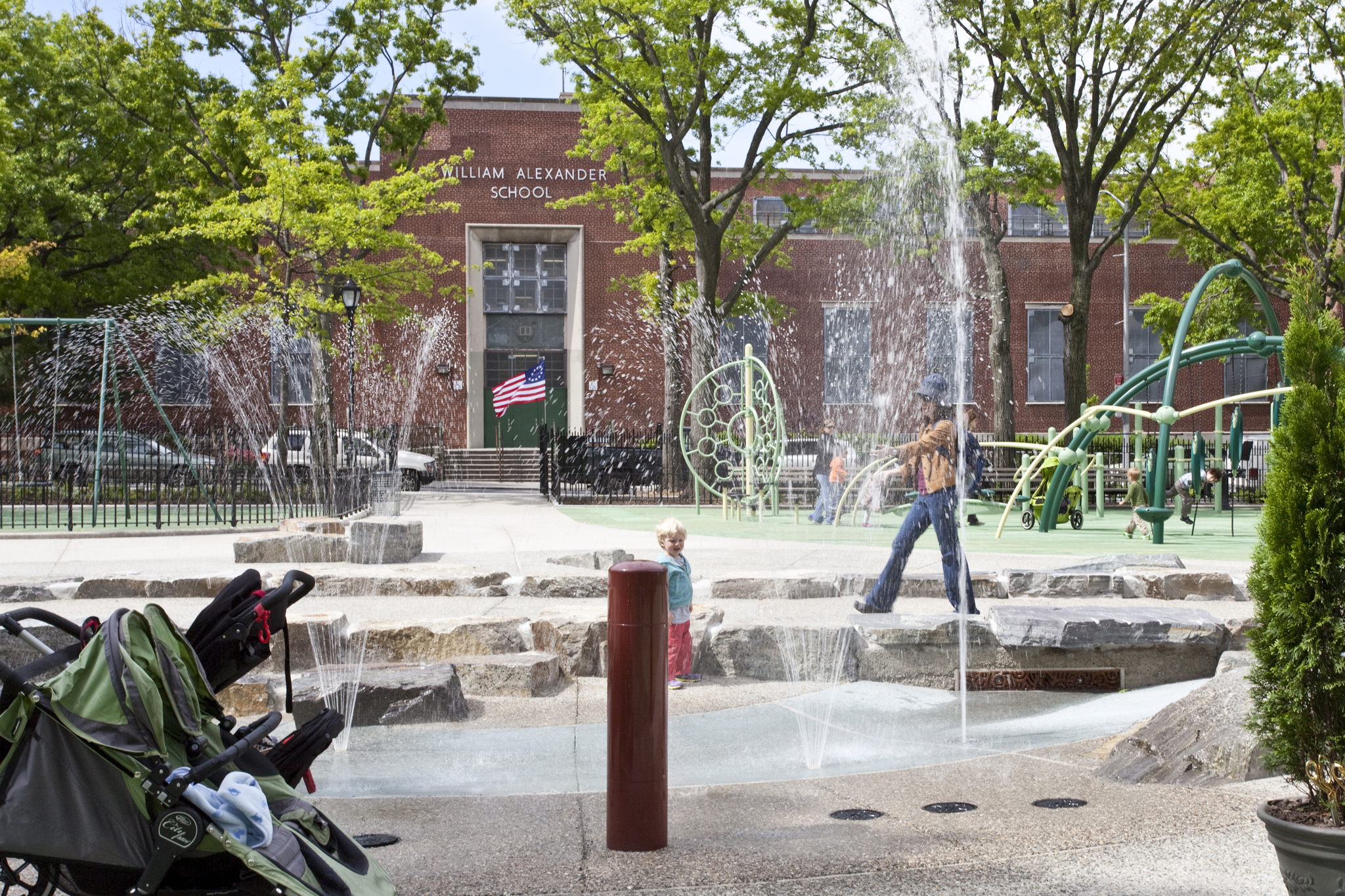 Splash parks and water playgrounds for kids in NYC