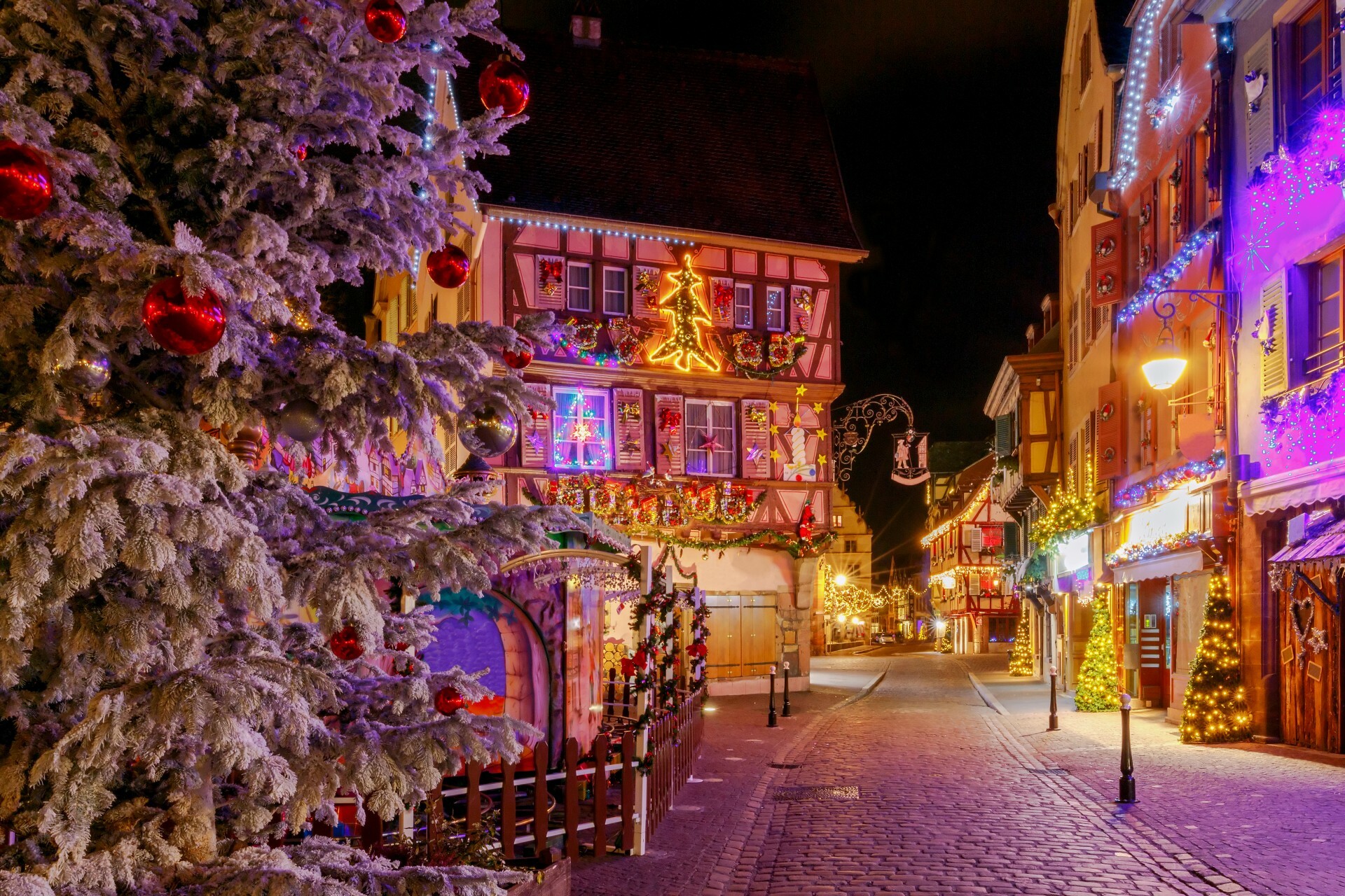 9 Best Christmas Villages And Towns In The World