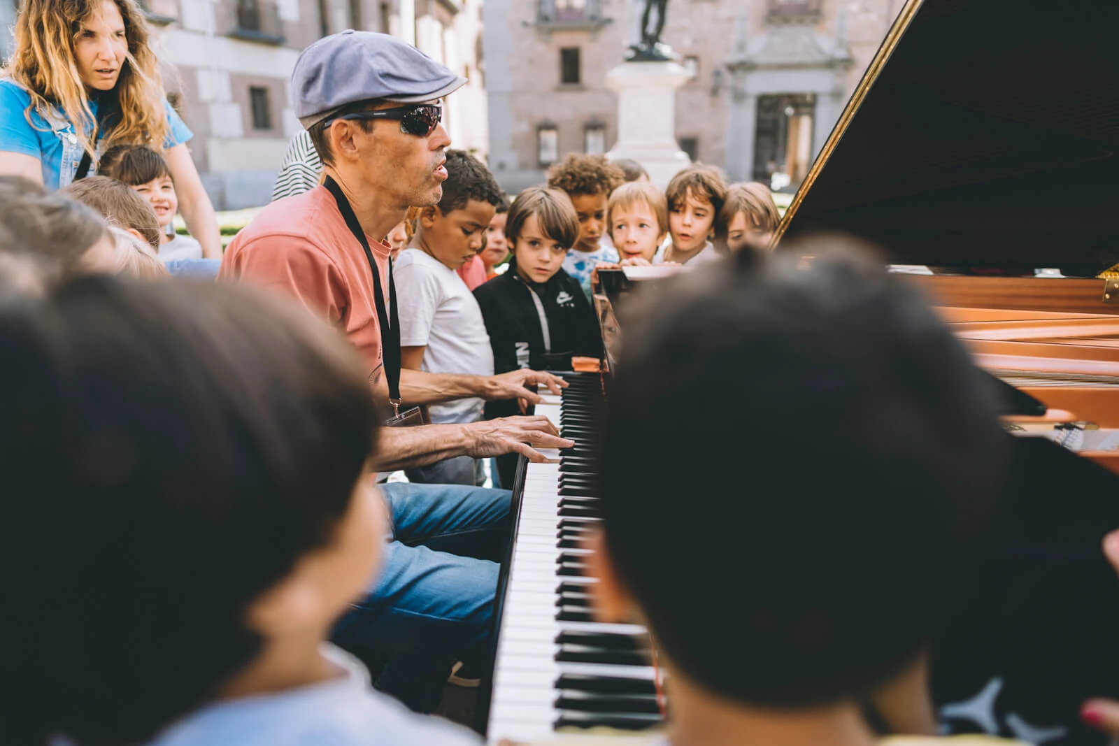 Tu ciudad se llena de pianos