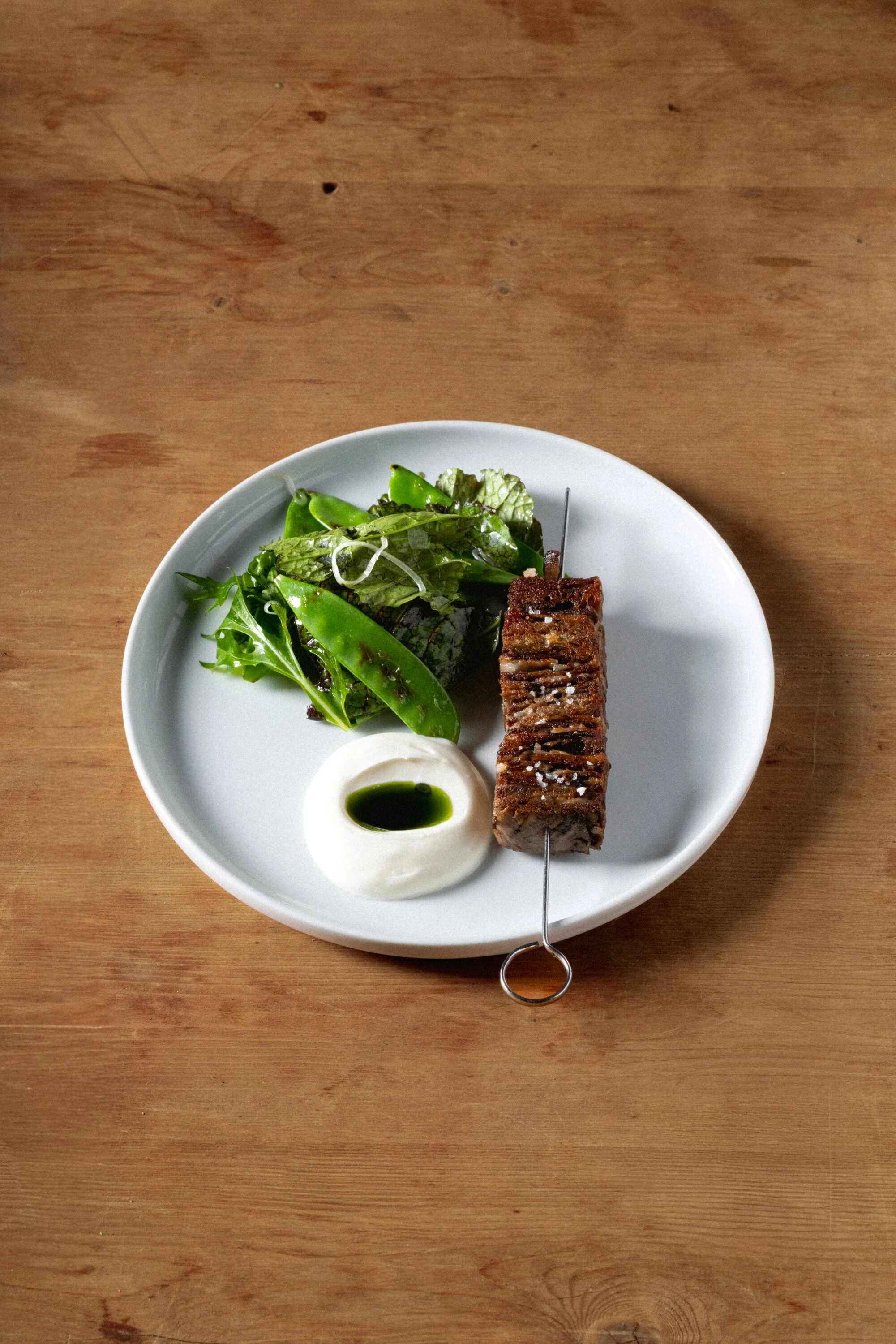 Espetada de l&iacute;ngua e pancetta iogurte e salada