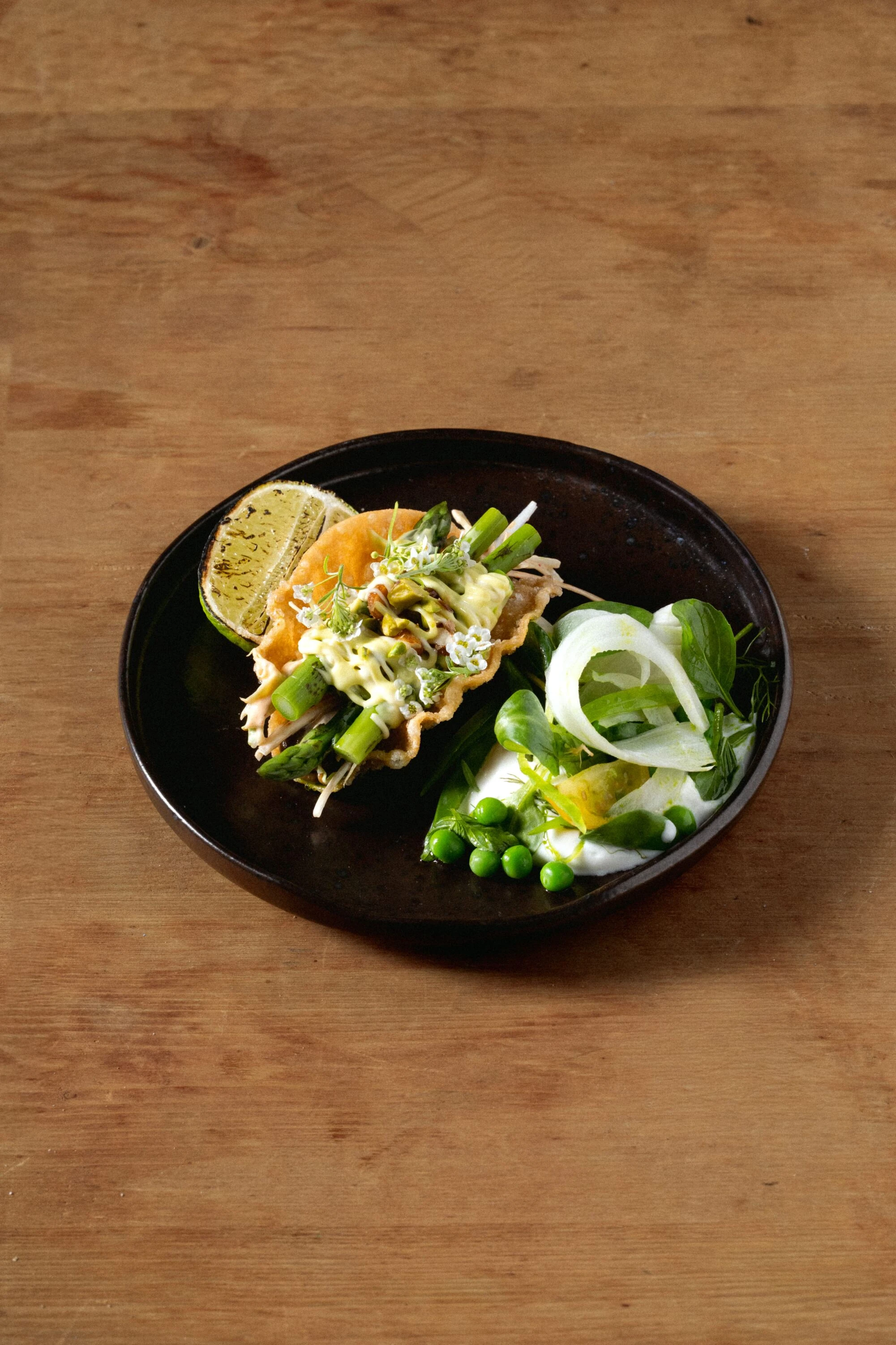 Tacos de espargos e avel&atilde;s com salada verde