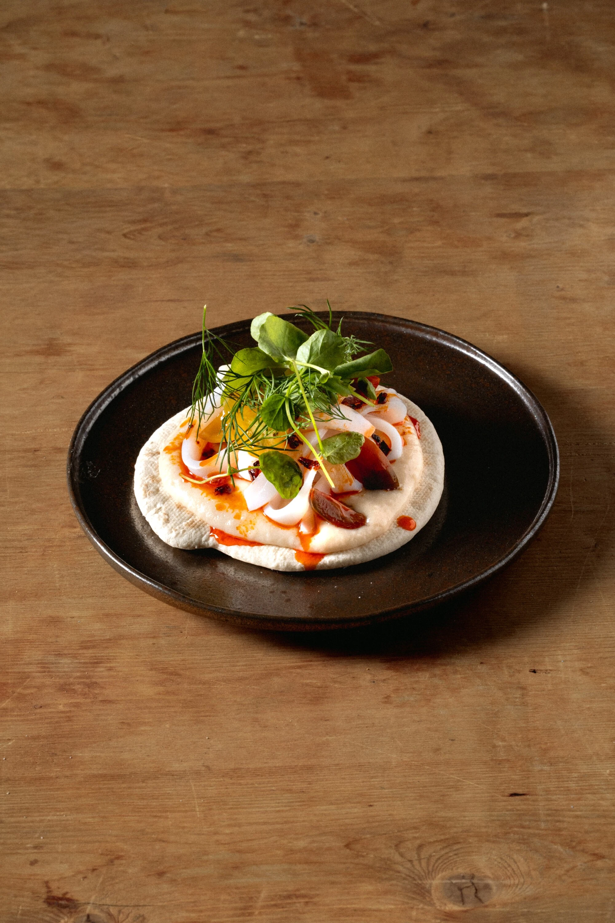 Shawarma de polvo salada de tomate garum e la-yu