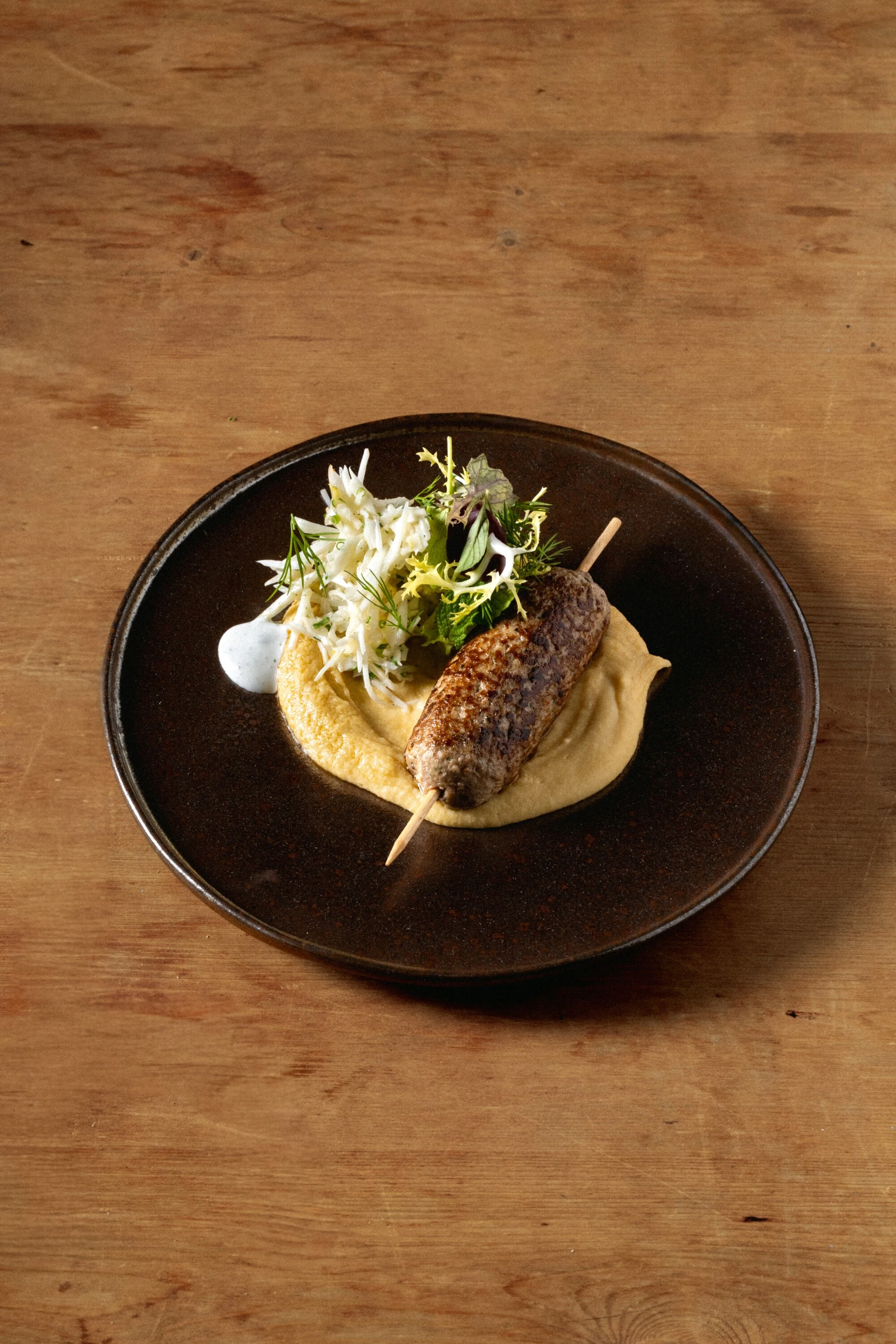 Kafta de borrego, hummus de gr&atilde;o salada de funcho e iogurte grego
