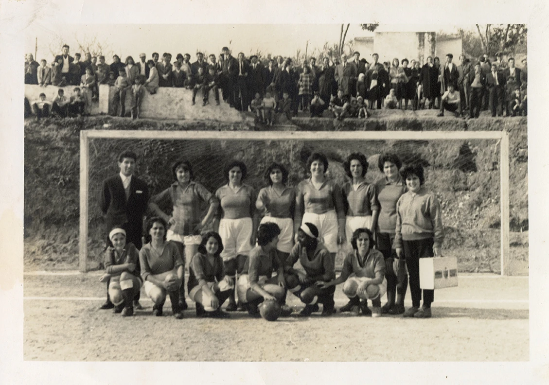 Equipa de Futebol Feminino do Clube Desportivo da Charneca no campo do Ch&atilde;o de Loureiro, 1962
