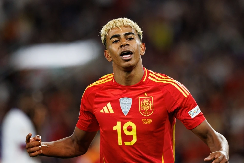 Lamine Yamal playing for Spain, 2025