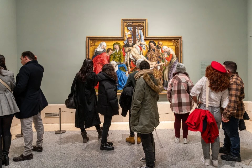 Visitantes en las salas del Museo del Prado