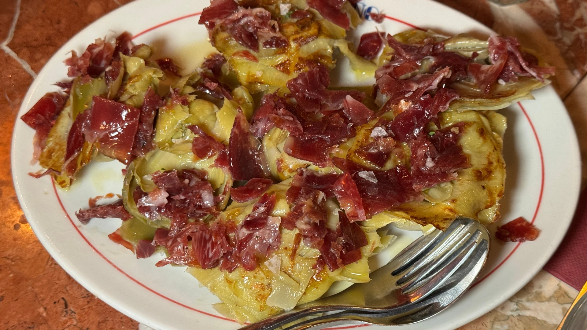 Alcachofitas confitadas y jam&oacute;n ib&eacute;rico. Casa Tabacos