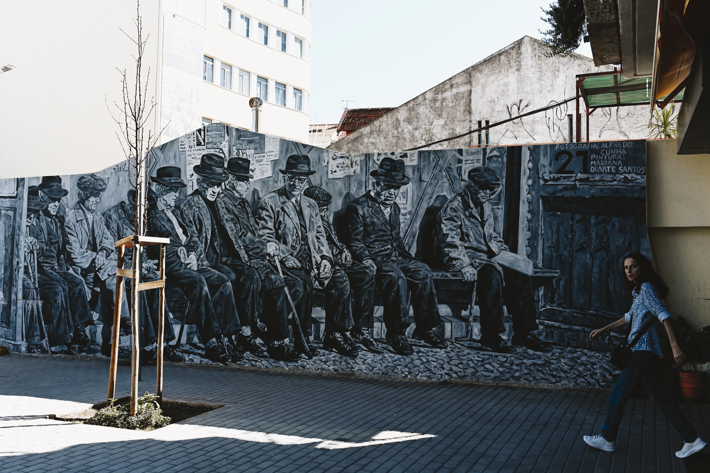 Primeira pintura mural da artista Mariana Duarte Santos, junto &agrave; Taberna da Tia Rita, Falagueira