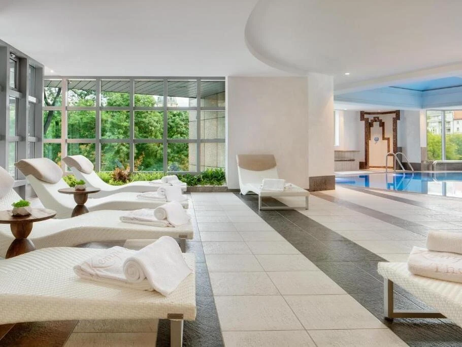 Kempinski Hotel Budapest medenc&eacute;k spa r&eacute;szleg