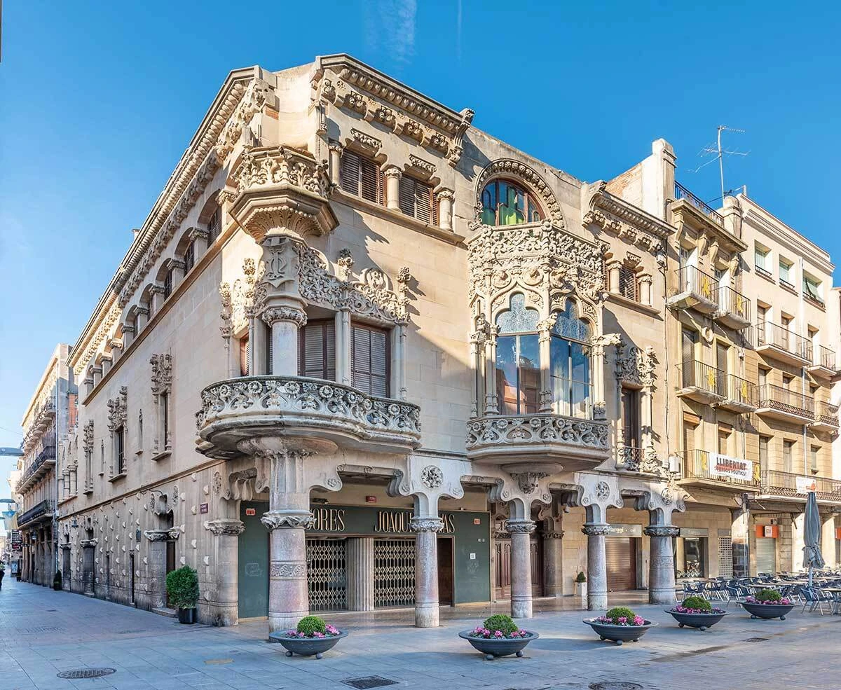 Casa Nav&agrave;s en l'actualitat, amb la torratxa destru&iuml;da a la cantonada