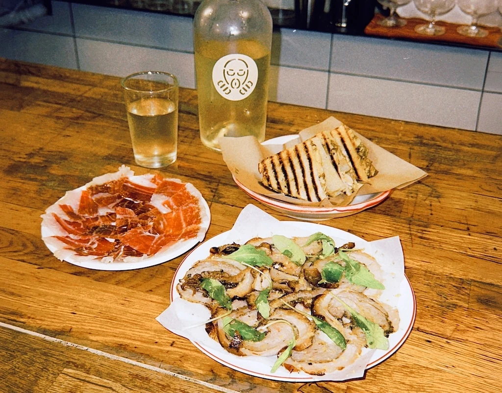 La Xica, bikini de pollo a l'ast y panceta cantonesa