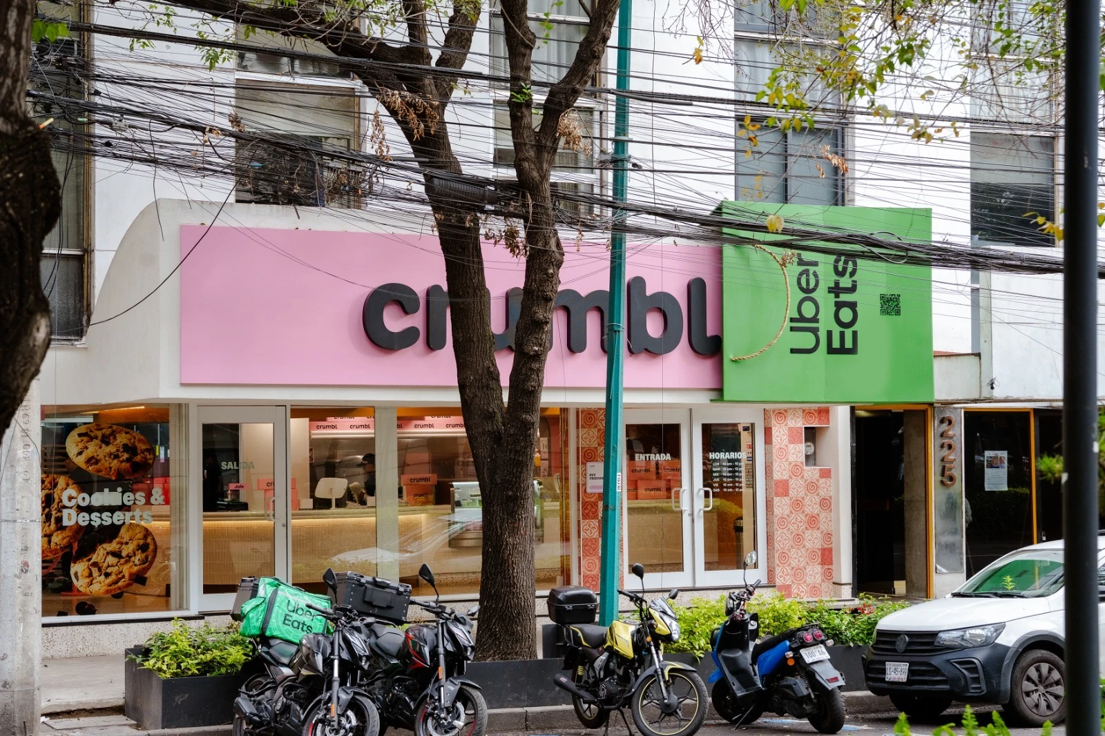 Uber Eats y Crumbl Cookies