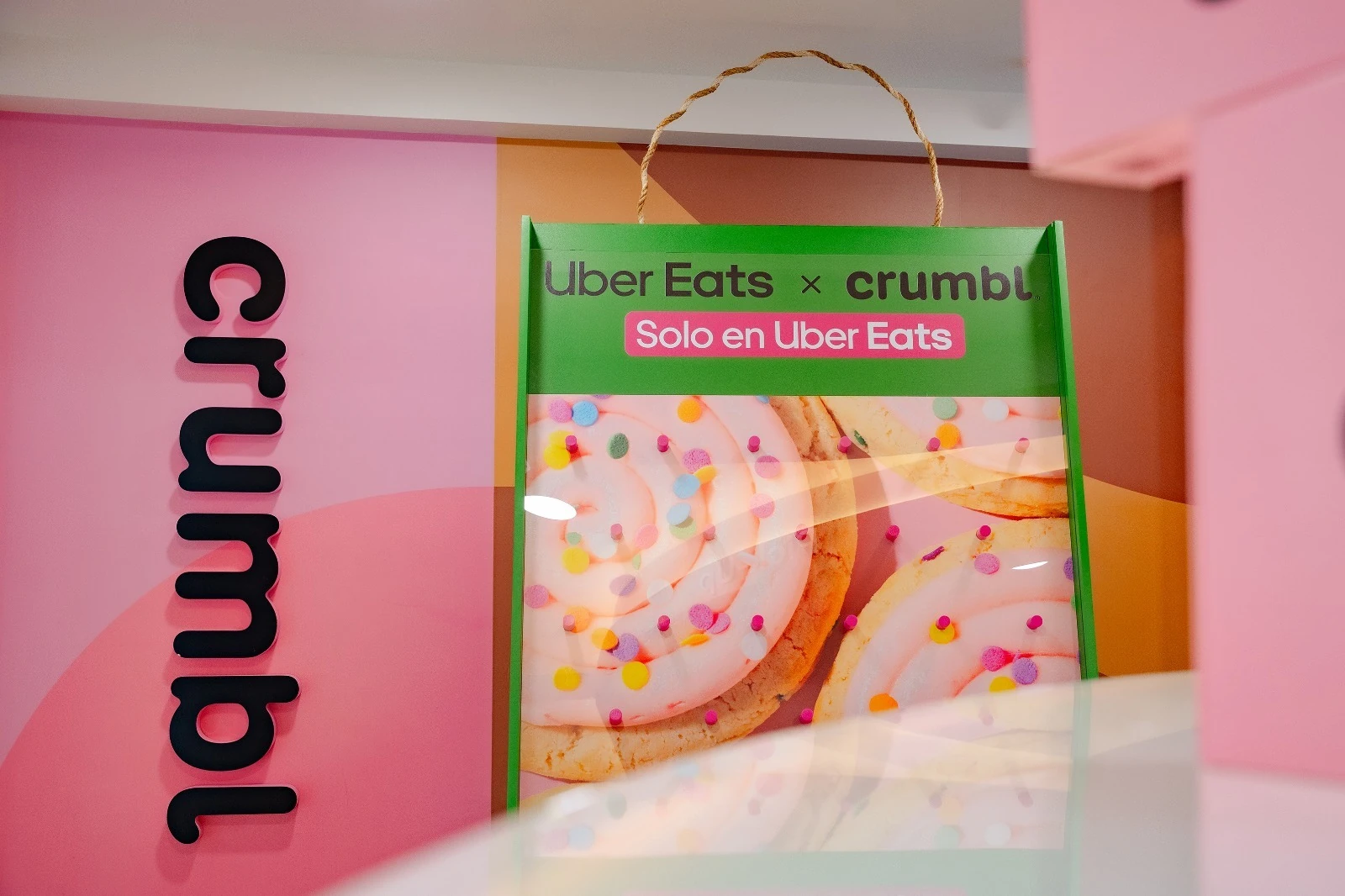 Uber Eats y Crumbl Cookies