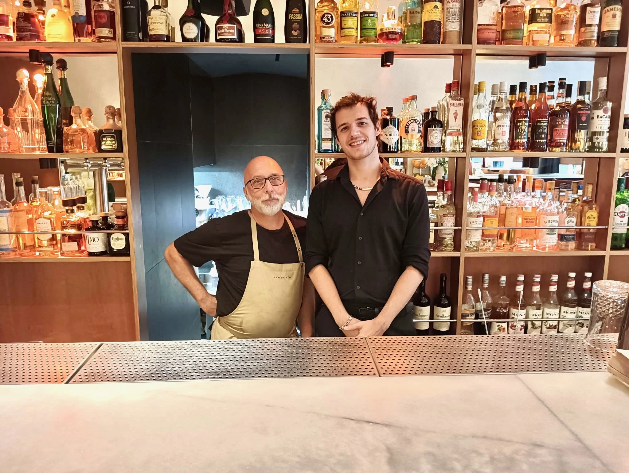 Luis Ram&iacute;rez i Vincent Van Hoof, Bar Costa 