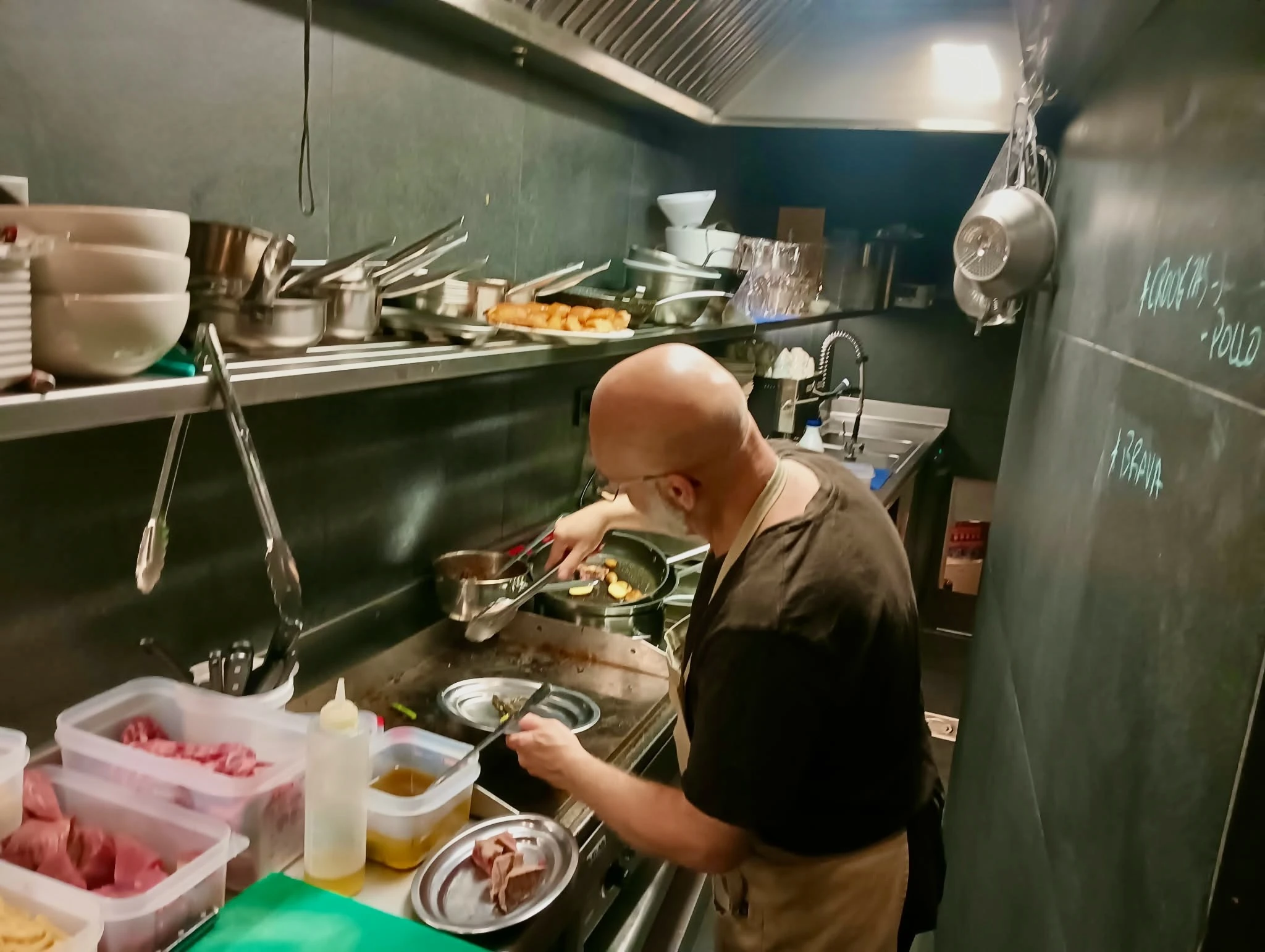 Luis Ram&iacute;rez a la cuina del Bar Costa