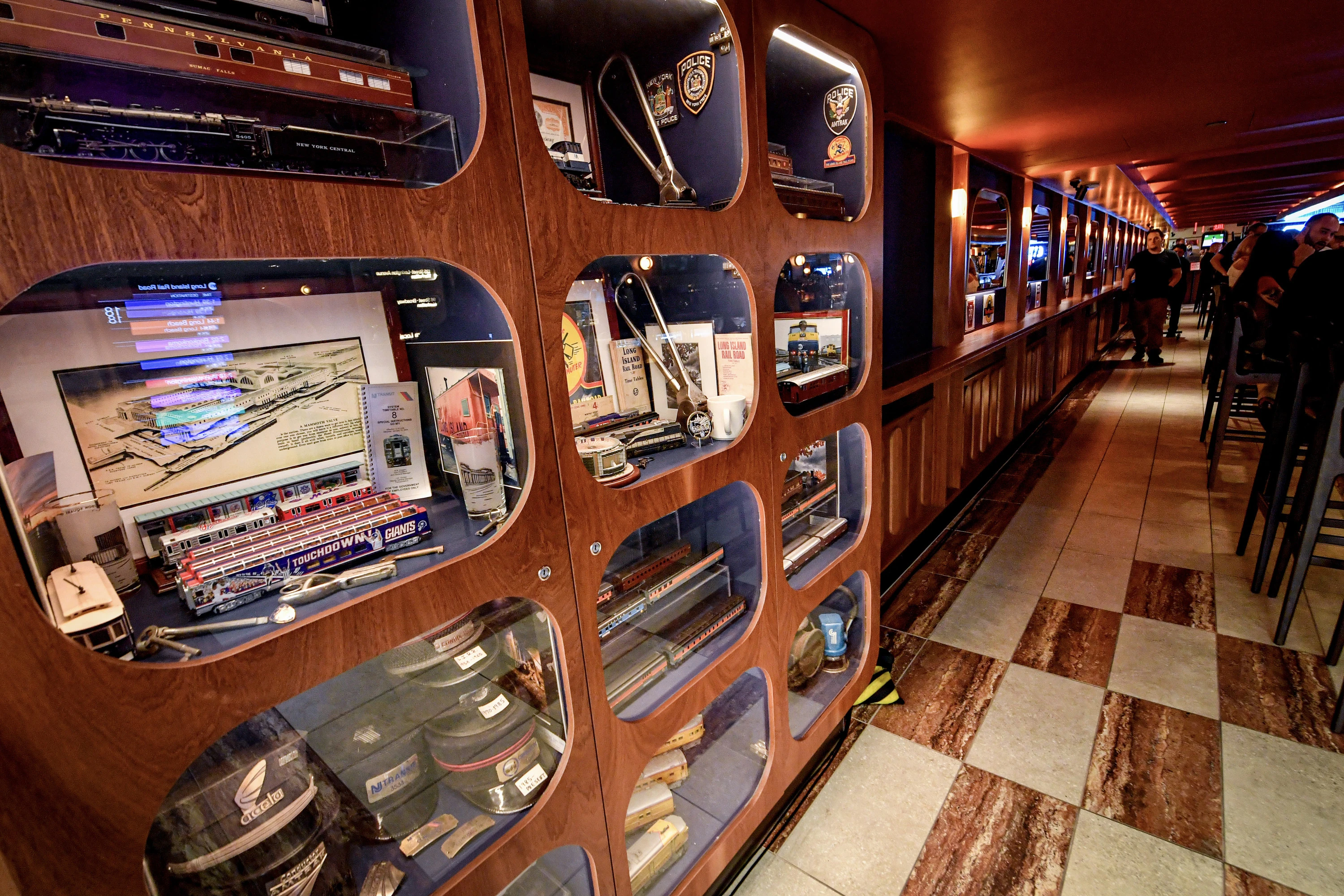 Tracks Bar