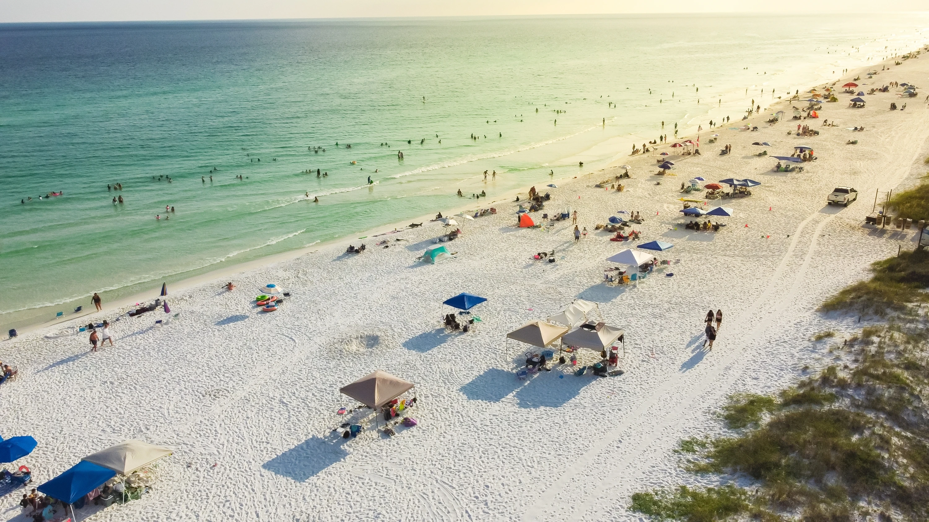 Sandy white beach near Destin, Florida