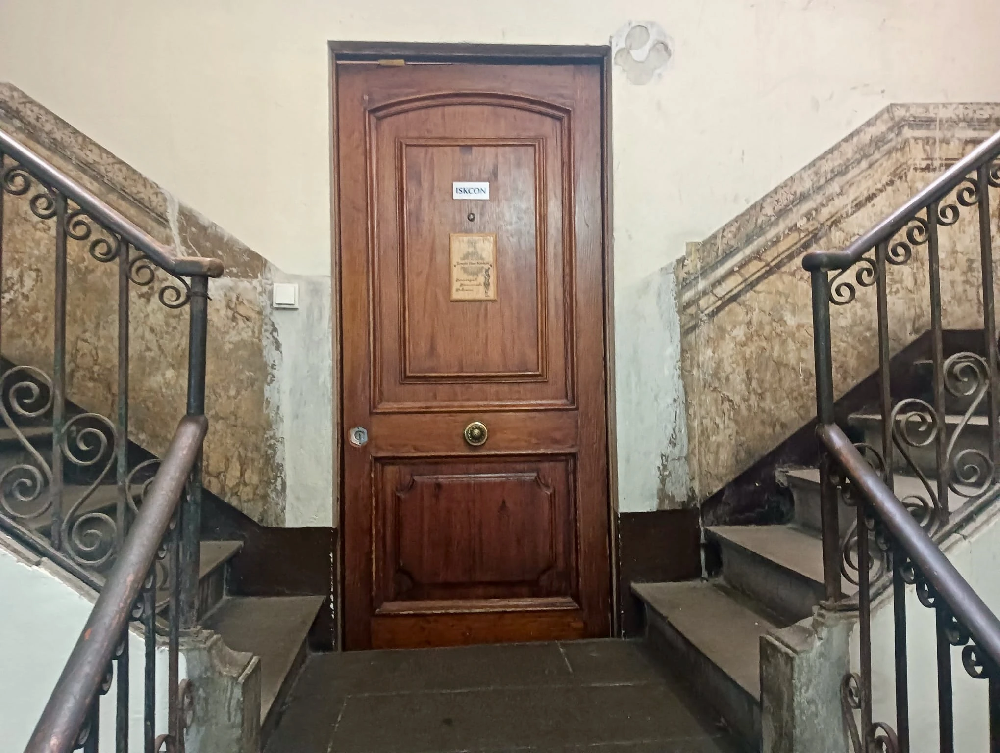 La puerta del templo Hare Krishna de Barcelona 