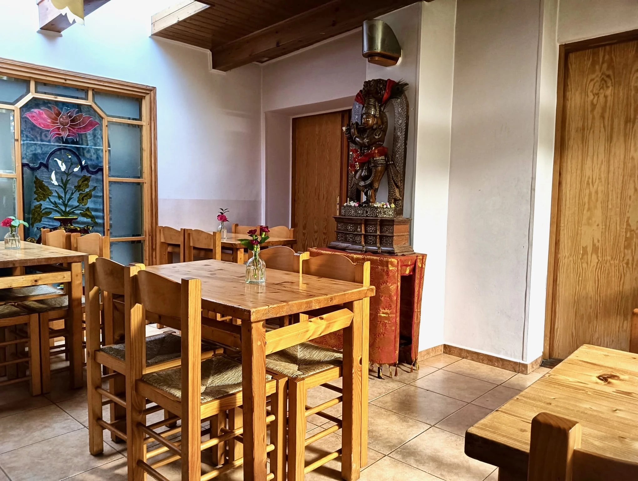 Templo Hare Krishna de Barcelona: la paz de una comida equilibrada en un comedor silencioso y sin turistas