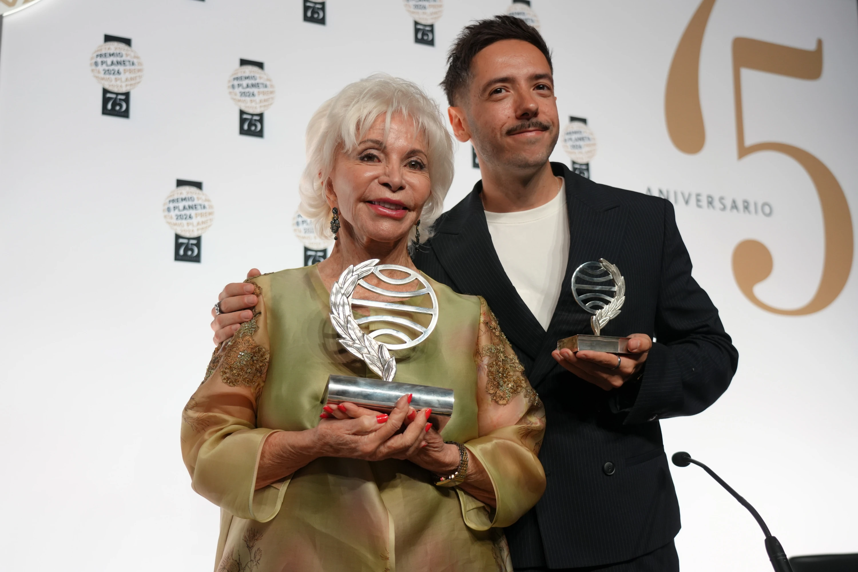 Isabel Allende i el finalista Sergio Hern&aacute;ndez