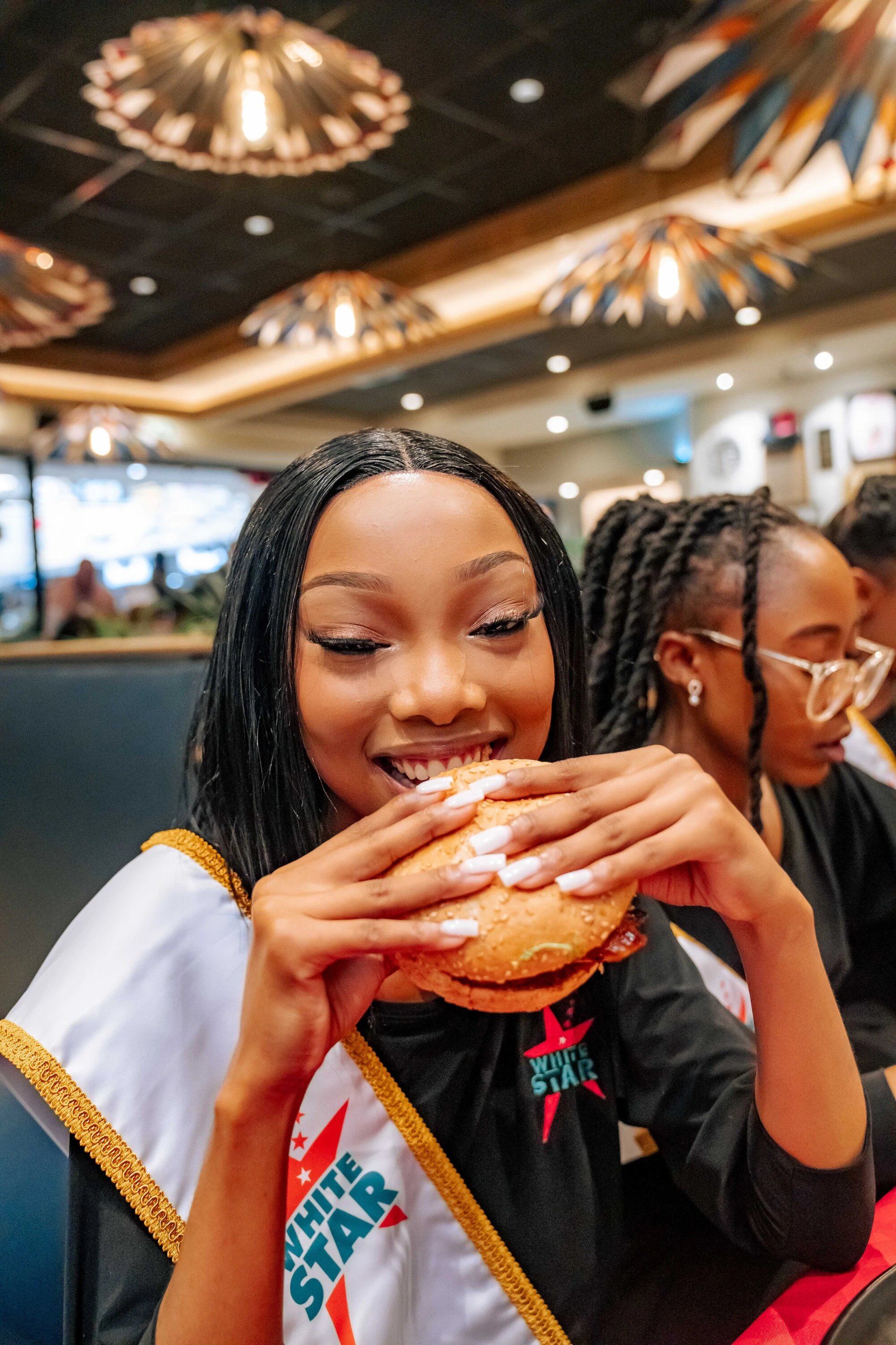 Girls who can munch on burgers and still look this gorgeous are goals!