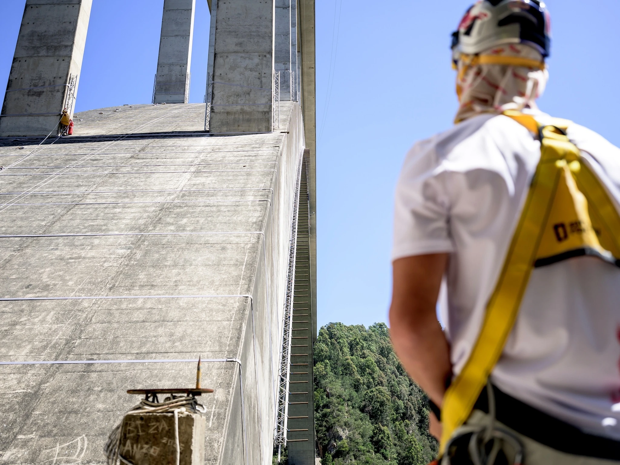 Thomas Van Tonder gets ready for Red Bull Bridge Bars.
