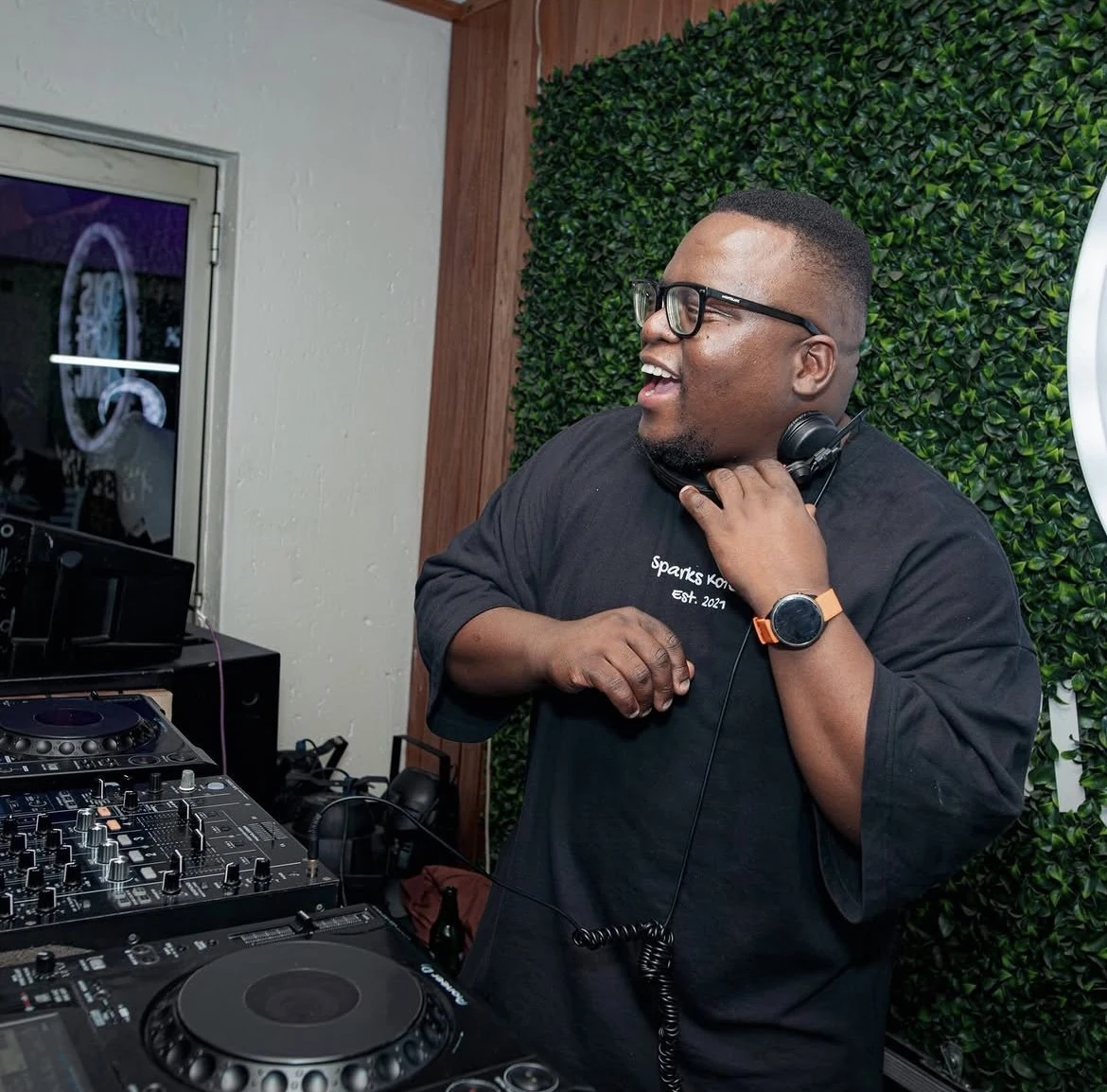 Sol Phenduka on decks 