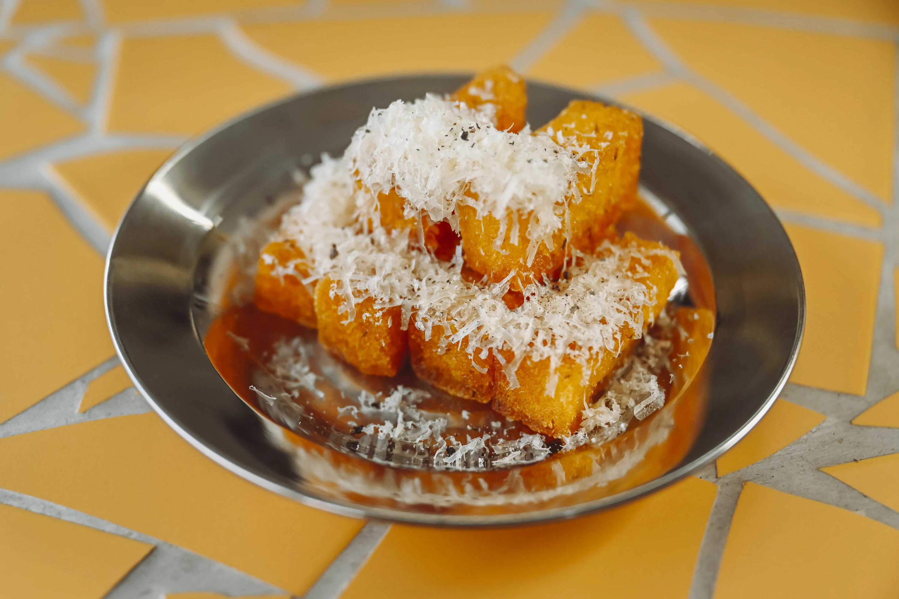 Polenta frita com queijo da ilha