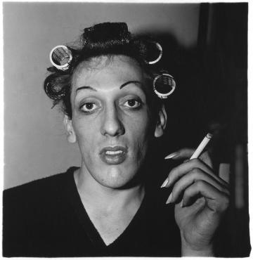 Diane Arbus : Jeune homme en bigoudis chez lui, 20e Rue, N.Y.C. 1966
