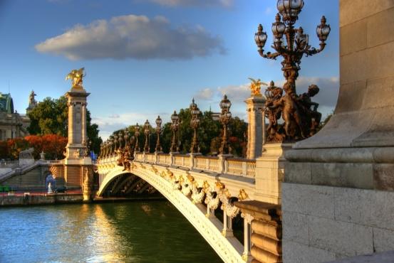 Le pont Alexandre III, entre le VIIe et le VIIIe arrondissement de Paris.