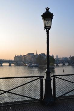 Le pont des Arts, entre le VIe et le Ier arrondissement de Paris, Ile-de-France.