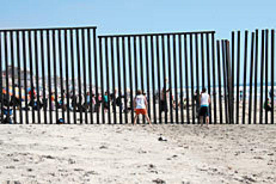 WITHOUT A NET The U.S. and Mexico face off in “Walleyball.”