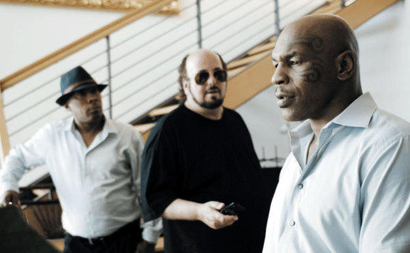 THE RAGING BULL AND THE BUTTERFLY Toback, center, listens in on the boxer’s confessions.