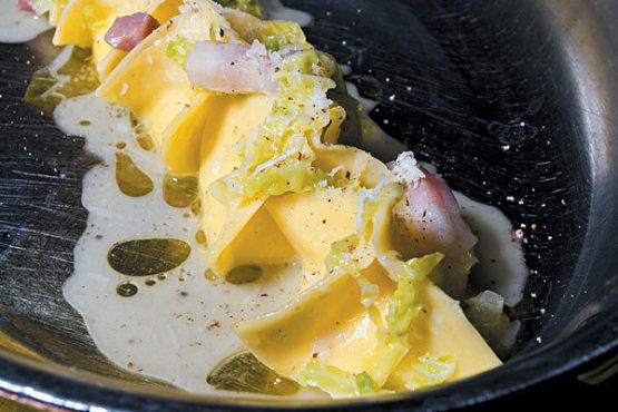 Ricotta-filled quadrati with savoy cabbage, butter and bacon