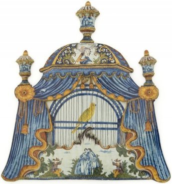 Plaque murale en forme de cage à oiseau recouverte d’une tente à rideaux bleus, Delft, vers 1780