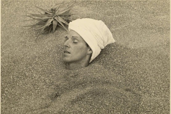 César Moro buried up to his head in sand, [ca.1935]