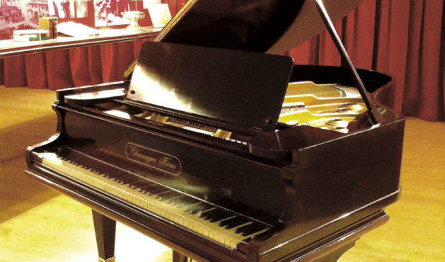 Piano Chassaigne Fréres, Frederic Mompou