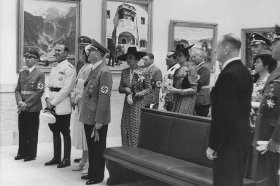 Dino-Alfieri-in-Begleitung-von-Hitler-und-Goebbels-1939_1.jpg