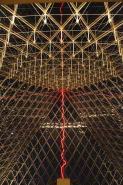 Claude Lévêque, Sous le plus grand chapiteau du monde, Musée du Louvre.