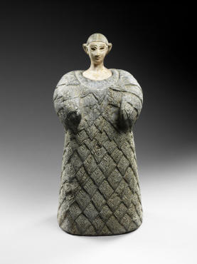 Princesse de Bactriane Asie centrale, fin du IIIe – début du IIe millénaire av. J.-C. Chlorite pour le corps et la coiffe, calcite pour le visage, H. 25,3 cm