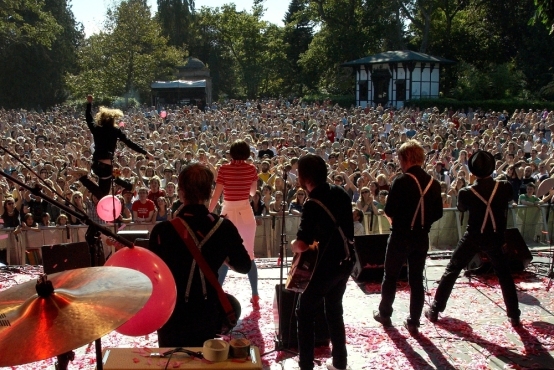 end_of_the_road_ifb_crowd[7.jpg