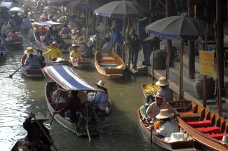 Wat Baan Nam Peung Floating Market
