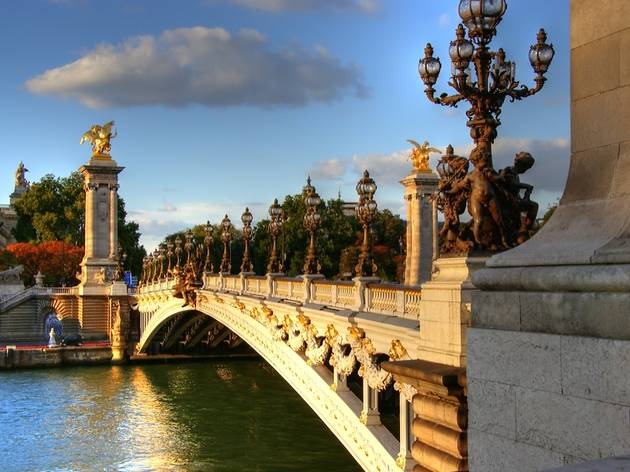 Le pont Alexandre III, entre le VIIe et le VIIIe arrondissement de Paris. Le pont Alexandre III, entre le VIIe et le VIIIe arrondissement de Paris.